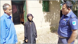 পলাশে নির্যাতিত বৃদ্ধ দম্পত্তিকে নিজ বাড়িতে ফিরিয়ে নিলেন পুলিশ